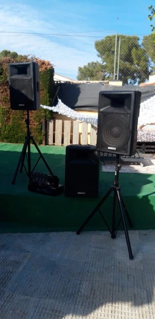Mesa de pinchar con altavoces y amplificador
