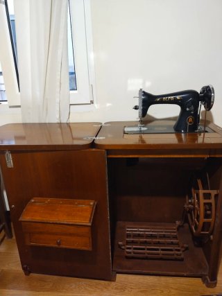Máquina de coser Alfa con mueble