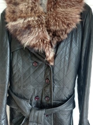Abrigo de piel negro con cuello de pelo