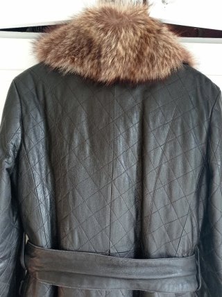 Abrigo de piel negro con cuello de pelo