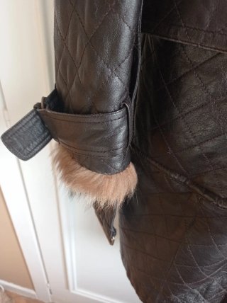 Abrigo de piel negro con cuello de pelo