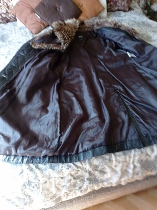 Abrigo de piel negro con cuello de pelo