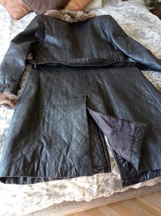 Abrigo de piel negro con cuello de pelo