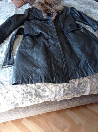 Abrigo de piel negro con cuello de pelo
