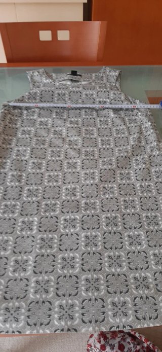 Vestido gris con estampado floral