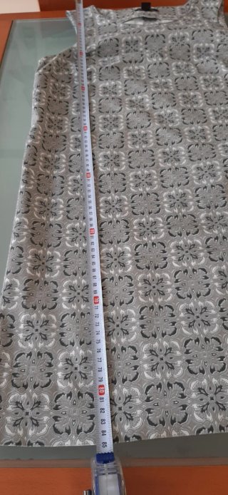 Vestido gris con estampado floral