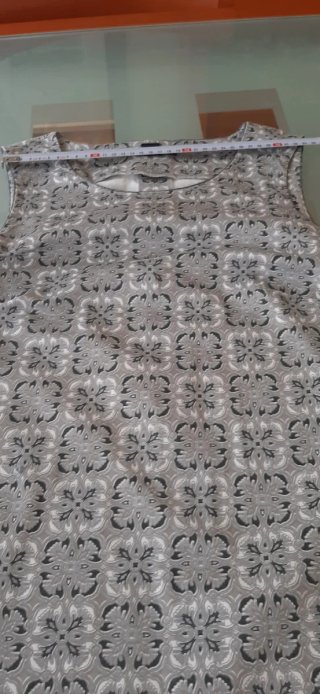 Vestido gris con estampado floral