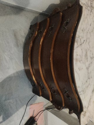 Cómoda antigua con tapa de mármol tallada a mano