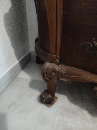 Cómoda antigua con tapa de mármol tallada a mano