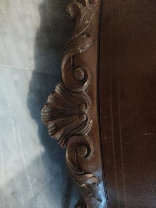 Cómoda antigua con tapa de mármol tallada a mano