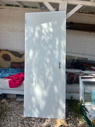 Puerta de almacén blanca nueva