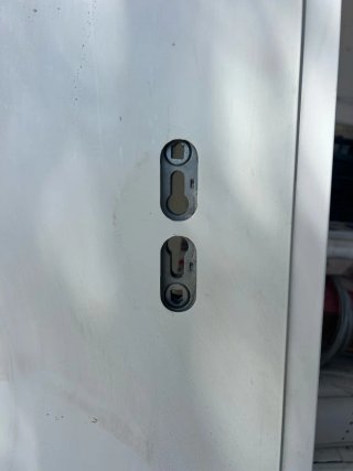 Puerta de almacén blanca nueva
