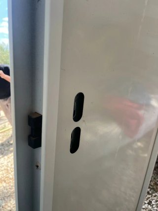 Puerta de almacén blanca nueva