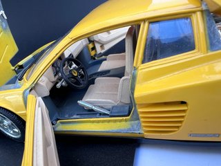 Ferrari Testarossa 1984 1/18 Bburago Giallo