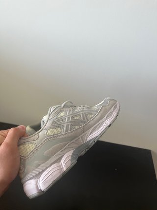 Zapatillas Asics Talla 42 Plata y Blanco