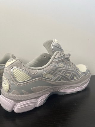 Zapatillas Asics Talla 42 Plata y Blanco