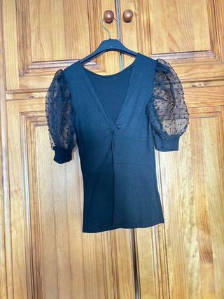 Camisa negra con mangas abullonadas