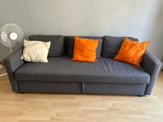 Sofá Cama Gris con Cojines Naranja