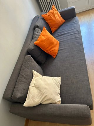 Sofá Cama Gris con Cojines Naranja
