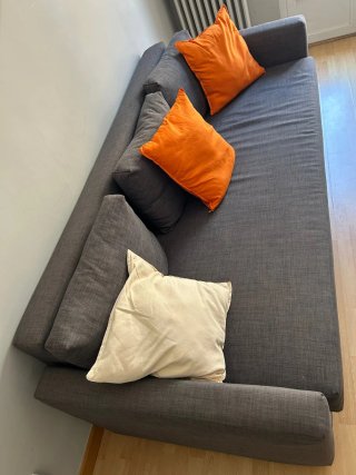 Sofá Cama Gris con Cojines Naranja