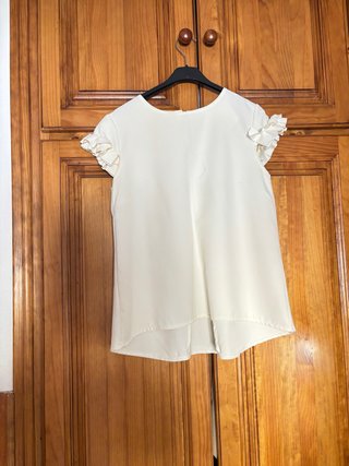 Camisa blanca con volantes