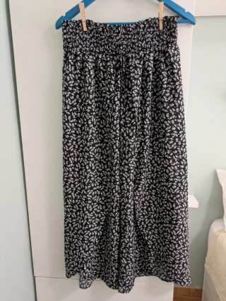 Pantalones palazzo SHEIN negros estampado floral