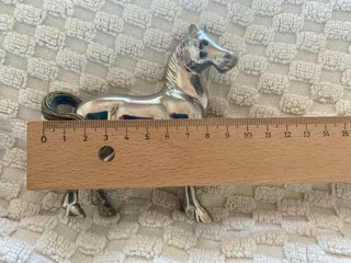 Figuras de metal: caballo y elefante