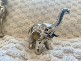 Figuras de metal: caballo y elefante