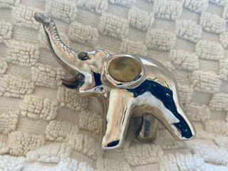 Figuras de metal: caballo y elefante