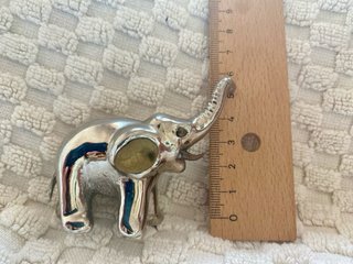 Figuras de metal: caballo y elefante