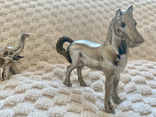 Figuras de metal: caballo y elefante