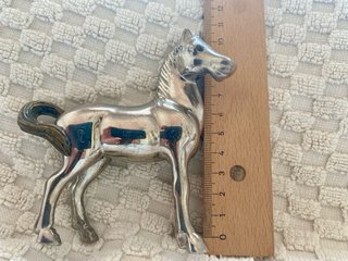 Figuras de metal: caballo y elefante