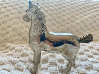 Figuras de metal: caballo y elefante