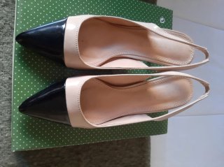 Zapatos de tacón slingback beige y negro