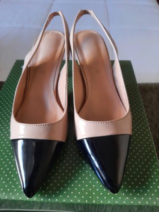 Zapatos de tacón slingback beige y negro