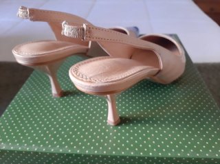 Zapatos de tacón slingback beige y negro