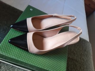 Zapatos de tacón slingback beige y negro