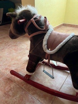 Caballito balancín de peluche marrón