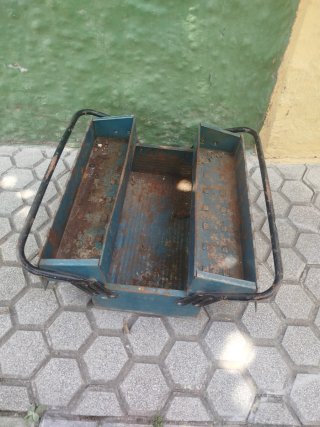 Caja de herramientas metálica azul