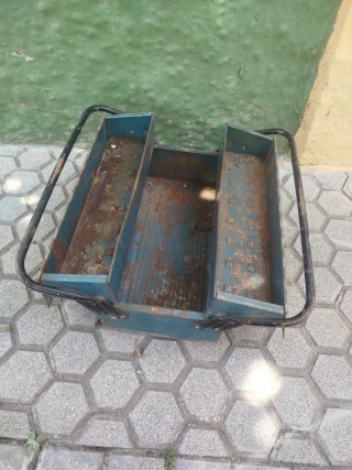 Caja de herramientas metálica azul