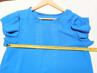 Blusa azul con volantes. Made in Italy