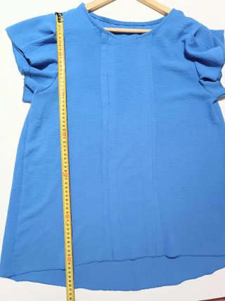 Blusa azul con volantes. Made in Italy