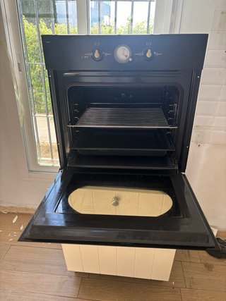 Horno Teka negro con asa dorada