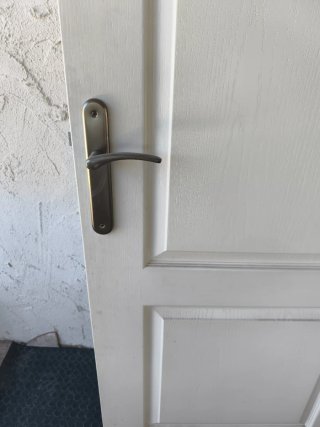 Puerta interior blanca con molduras