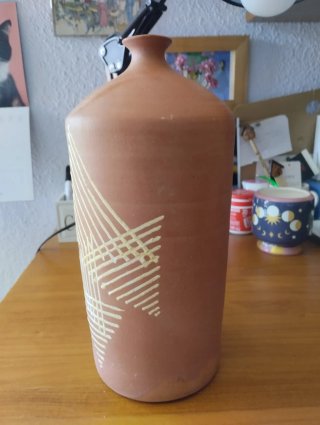 Jarrón de terracota con diseño