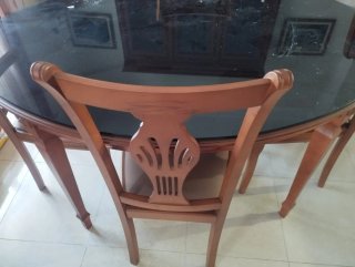 Mesa de comedor y sillas de madera y vitrina