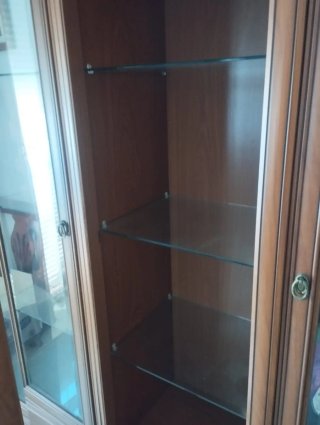 Mesa de comedor y sillas de madera y vitrina