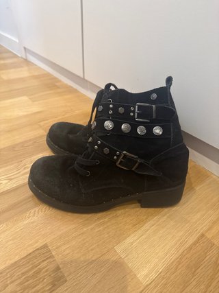 Botines negros con tachuelas y hebillas