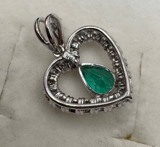 Colgante Oro 18k Corazón Esmeralda y Diamantes