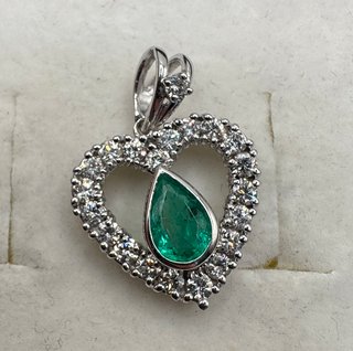 Colgante Oro 18k Corazón Esmeralda y Diamantes